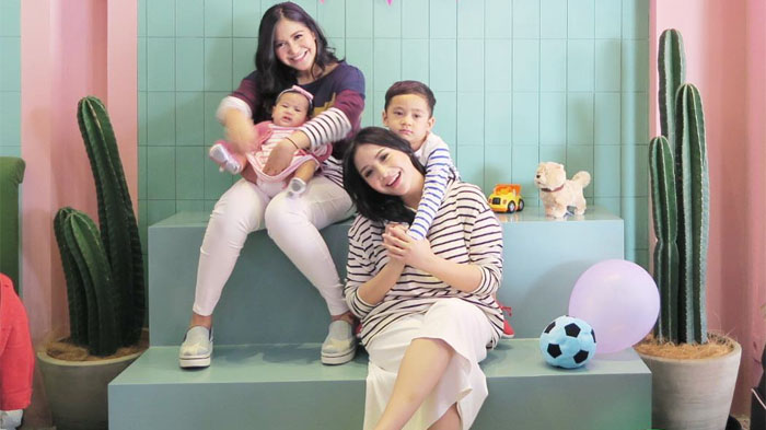 Kekompakan Nagita Slavina & Caca Tengker saat Belanja Menggunakan Alas Kaki Seharga Motor