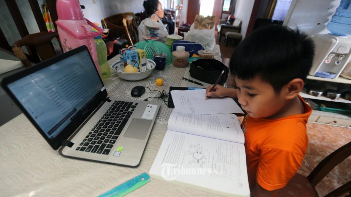 christabel-siswa-sdk-penabur-duren-sawit-mengerjakan-tugas-sekolah-di-rumahnya.jpg