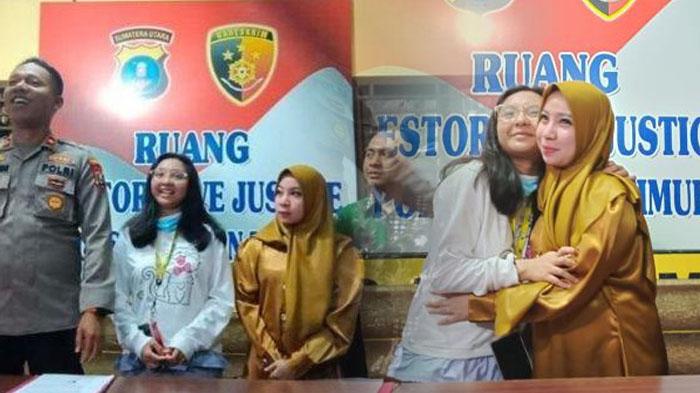 Momen Manis Dokter Muda dan Pengunjung RSUD Pirngadi Medan Berpelukan, Sepakat Damai : Jadi Keluarga