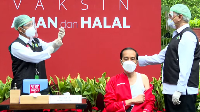 foto-jokowi-saat-disuntik-vaksin-covid-19-dosis-kedua-pakai-singlet.jpg