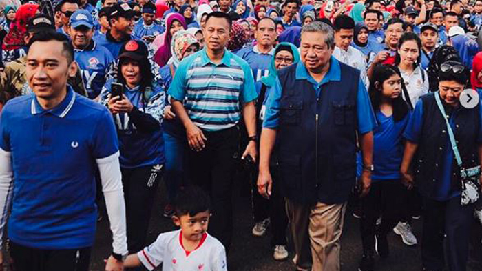 Ibas Yudhoyono Bikin Penasaran, Mengapa Tak Pernah Berbaju Lengan Pendek? Ini 7 Tampilan Beda Dia