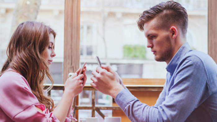 4 Zodiak Cewek Paling Gampang Gugup Saat Kencan Pertama dengan Cowok, Taurus Bikin Awkward!