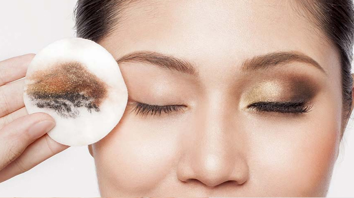 5 Kesalahan Membersihkan Make Up ini Sering Dilakukan, Hentikan Segera!