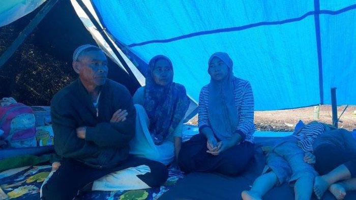 Rumah Ambruk Akibat Gempa Cianjur, Kakek Nenek Kedinginan Tidur di Atas Makam : Kami Butuh Selimut