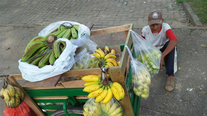 Kasian! Kakek Penjual Pisang Ini Bingung dan Menangis Saat Uangnya Raib Dirampok Pengendara Mobil