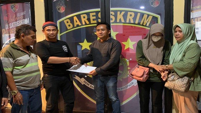 kanit-pidum-iptu-dedy-kurniawan-serahkan-laporan-dan-korban-hilang-ke-pihak-kepolisian-polres-lebong.jpg