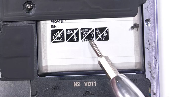 Menarik! Samsung Beri Label Anti-anjing Pada Baterai Galaxy S8, Ini Artinya!