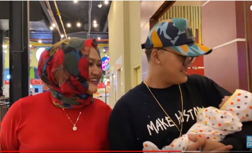 lina-tampak-bahagia-melihat-rizky-febian-menggendong-adik-tirinya.jpg