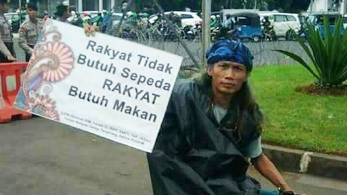 Beredar Foto Mahasiswa yang Ikut Demo di Depan Istana, Netter Tebak-tebakan Semester Berapa Pria Ini