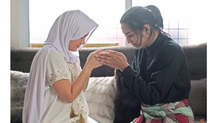 Sambut Lebaran dengan Bersarung dan Kenakan Baju Koko, Bulu Mata Millen Cyrus Tetap Cetar!