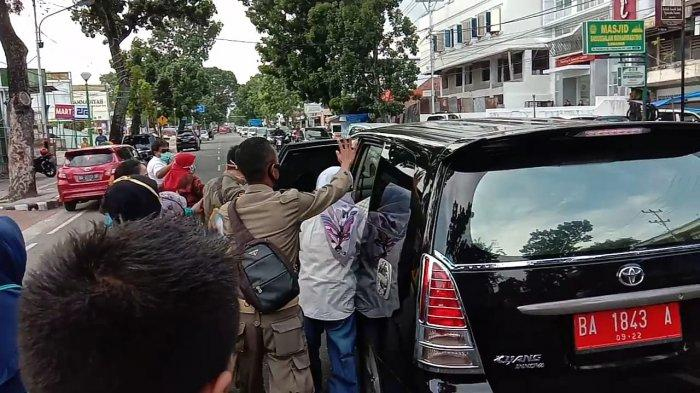 mobil-kadisdik-padang-dihadang-orang-tua-murid-yang-protes-terkait-ppdb-jalur-zonasi.jpg
