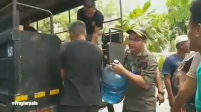 pasha-ungu-angkat-galon-untuk-para-korba-tsunami-palu_20181002_100127.jpg