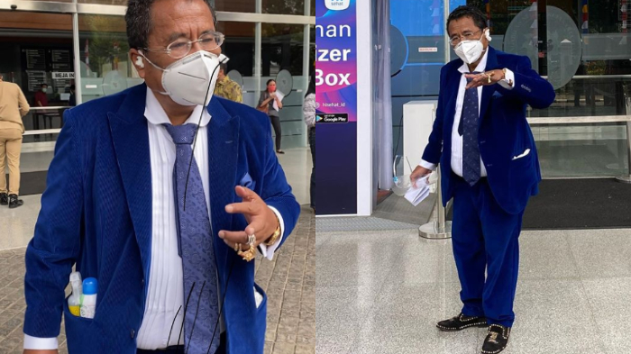 New Normal, Penampilan Hotman Paris Curi Perhatian, Bawa Hand Sanitizer hingga Kapas di Telinga