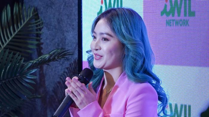 penampilan-natasha-wilona-dengan-gaya-rambut-warna-biru.jpg
