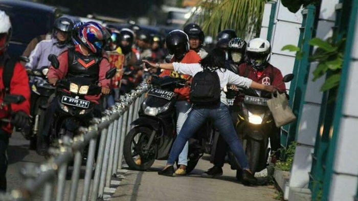 Aksi Wanita ini Bela Haknya Mendapat Dukungan Netizen, Keren Banget!