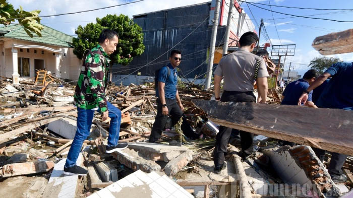 presiden-joko-widodo-meninjau-lokasi-terdampak-gempa-dan-tsunami-palu_20181001_085048.jpg