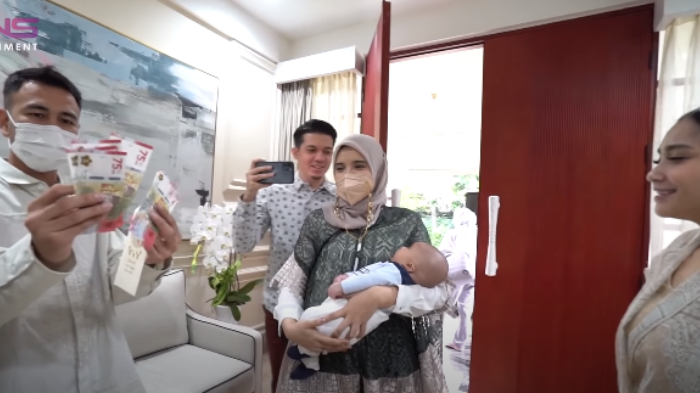 Zaskia Sungkar Girang Baby Ukkasya Perdana Dapat THR dari Nagita, Raffi Ahmad Beberkan Jumlahnya
