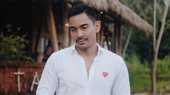 Meski Punya Tubuh Kekar, Robby Purba Ternyata Menggunakan Handbag yang Biasa Dipakai Wanita