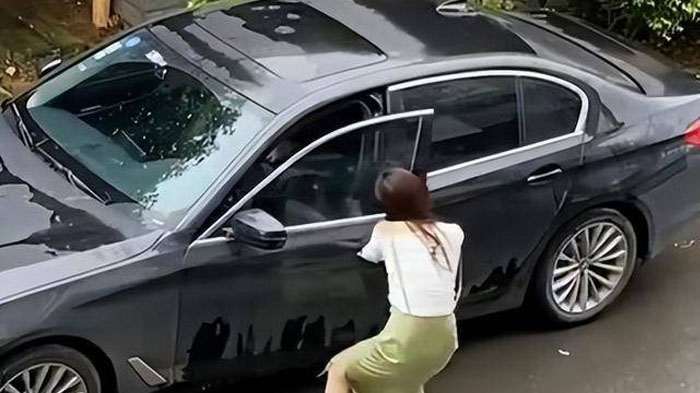 Pergoki Suami Semobil dengan Selingkuhan, Istri Ngamuk Pecahkan Kaca hingga Gigit Telinga Pelakor