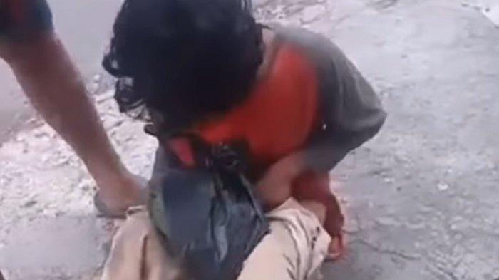 Malunya Pengemis Ini, Pura-pura Buntung Demi Belas Kasihan, Ketahuan Saat Mau Pipis : Ada Kakinya