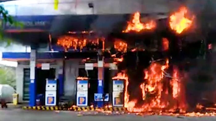 ASTAGHFIRULLAH Buang Puntung Rokok saat Isi Bensin, Pelanggan Buat SPBU Terbakar: Ada Ledakan Keras!