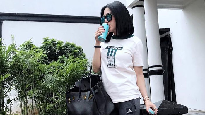 Gemar Pakai Sandal saat Santai, Inilah Penampakan Alas Kaki Syahrini Seharga DP Rumah Subsidi