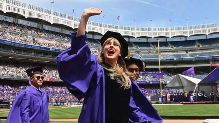 taylor-swift-dapat-gelar-doktor-kehormatan.jpg