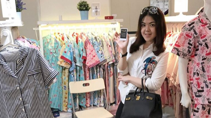 Jarang Muncul di Layar Kaca, Tina Toon Ternyata Gemar Pakai Bag Branded Seharga Ratusan Juta!