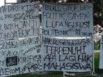 Beberapa-spanduk-berisi-kritik-untuk-yayasan-kampus-terpasang-di-depan-pintu-masuk-Poltekom.jpg