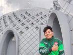 Driver-ojol-pasang-penangkal-petir-di-Masjid-Agung-Kubah-Timah.jpg