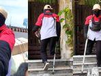 Inilah-sosok-Sirilus-Siko-seorang-kurir-disabilitas-di-Surabaya-Jatim.jpg