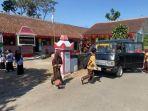 Kepala-Sekolah-SD-Negeri-Sugihan-3-Septina-Ika-Kadarsih-sediakan-mobil-antar-jemput-sekolah.jpg