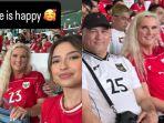 Potret-Jennifer-Copen-nonton-Timnas-bareng-ortu-Justin-Hubner-PDKT-ke-camer.jpg