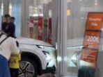Sebuah-mobil-menabrak-tembok-dalam-pusat-perbelanjaan-di-wilayah-Kelapa-Gading-Jakarta-Utara.jpg