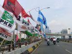 Semrawutnya-bendera-di-Flyover-Kuningan-Jakarta-Selatan.jpg