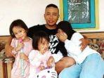 Usman-bobotoh-Persib-Bandung-asal-Pangandaran-bersama-ketiga-anaknya.jpg