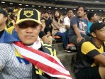 andri-suwarno-yang-menyamar-menjadi-supporter-malaysia_20170828_225723.jpg