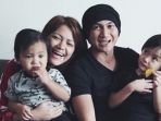 anji-manji-wina-natalia-dan-kedua-anakanya_20170202_195625.jpg