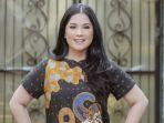 annisa-pohan-pakai-batik.jpg