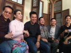 baim-wong-bersama-astrid-dan-tim-kuasa-hukum-masing-masing-sepakat-berdamai.jpg
