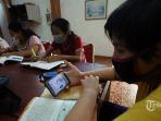 beberapa-siswa-memanfaatkan-wifi-untuk-proses-pembelajaran-jarak-jauh.jpg
