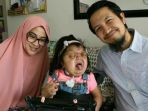 bella-bersama-ayah-dan-ibunya_20171007_171020.jpg