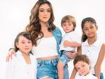 celine-evangelista-asyik-liburan-bareng-keempat-anaknya-meski-tanpa-stefan-william.jpg