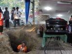 cerita-penggali-kubur-sutopo-purwo-nugroho-tak-biasanya-mudah-menggali-tanah-makam-yang-keras.jpg