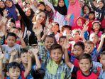cinta-laura-dan-anak-anak-di-yayasan-pendidikan-miliknya-8i.jpg