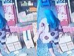 detik-detik-ibu-ibu-santai-curi-barang-dagangan.jpg