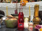 di-thailand-fanta-merah-digunakan-sebagai-perlengkapan-sesaji_20170505_230336.jpg