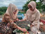 foto-ayu-ting-ting-ziarah-ke-makam-adik.jpg
