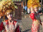 fuji-tampil-mengenakan-pakaian-adat-minang.jpg