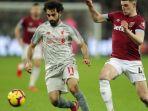 gelandang-west-ham-united-declan-rice-kanan-berduel-dengan-penyerang-liverpool-mohamed-salah.jpg